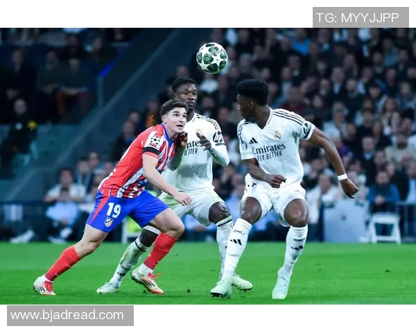 足球明星与孩子们的亲密时光：传承梦想与激情的温馨瞬间