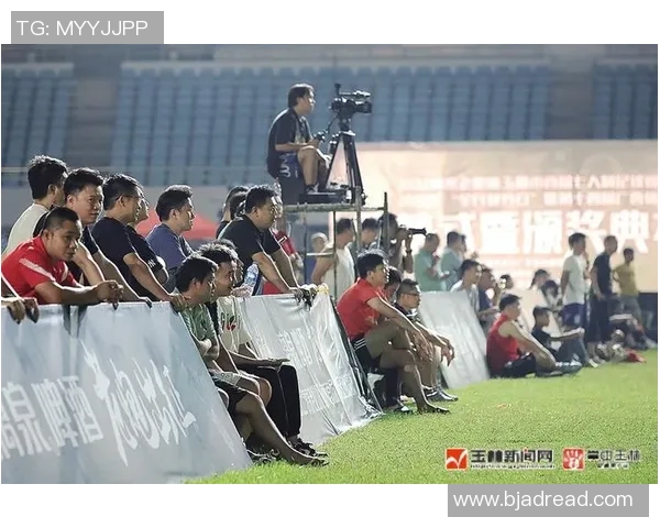 足球明星如风驰电掣般飞奔在绿茵场上展现速度与激情的完美结合